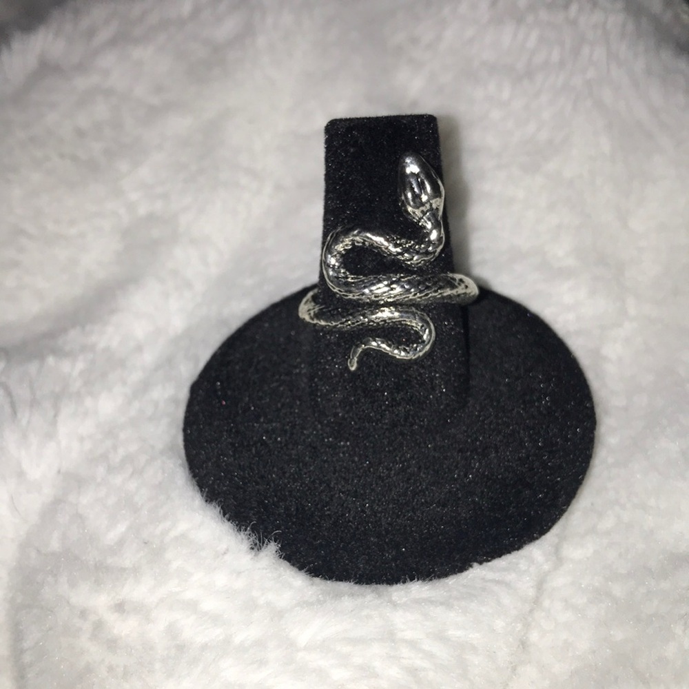 Silver toned stainless steel snake ring 🐍 SIZE 7